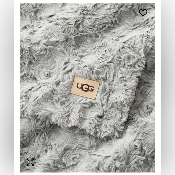 Luxurious Seal Grey Throw Blanket Faux Fur
Throw, 50"x70" - Picture 3 of 4